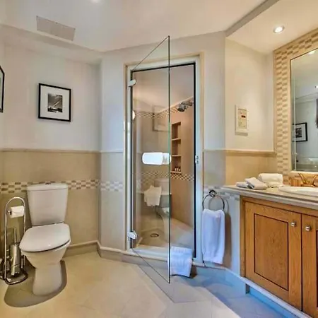 Sleeps 14 With Pool Air Con And Wifi