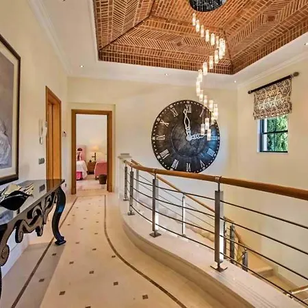 Sleeps 14 With Pool Air Con And Wifi