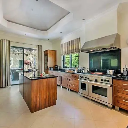 Villa Sleeps 14 With Pool Air Con And Wifi *
